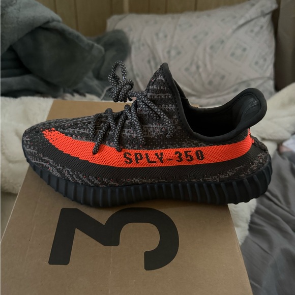 Yeezy Boost 350 V2 'Carbon
Beluga' - Picture 1 of 6